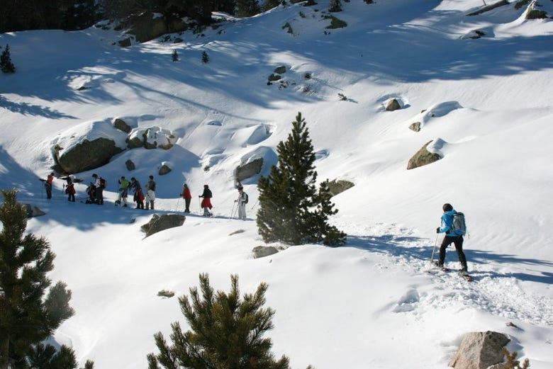 Paseo con raquetas de nieve por el Parque Nacional de Aigüestortes