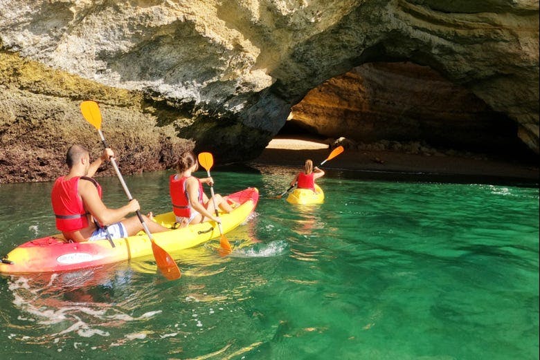 Imagen del tour: Tour en kayak por las cuevas de Benagil