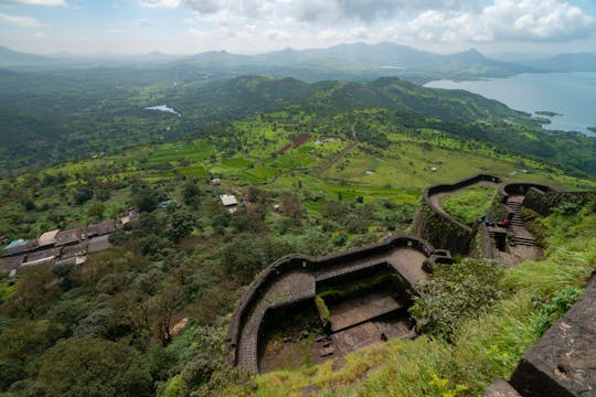 Imagen del tour: Recorrido histórico del fuerte de Lohagarh y la cueva de Bedse desde Pune