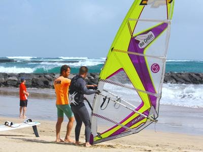 Imagen del tour: Curso de iniciación al windsurf en Las Cucharas, Costa Teguise