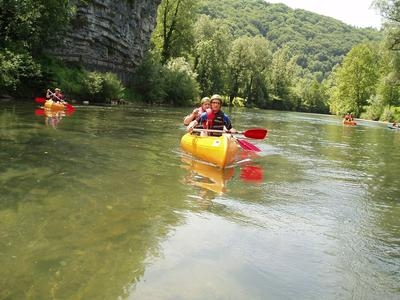Descenso en canoa por el río Kupa superior, cerca de Karlovac