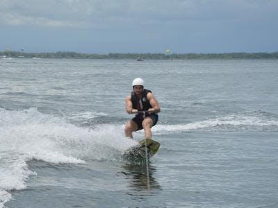 Imagen del tour: Sesión de wakeboard en la playa de Pantai Samuh en Nusa Dua, Bali