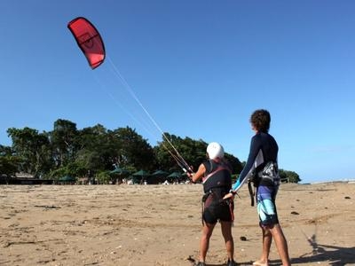 Clase de kitesurf para principiantes en Legian