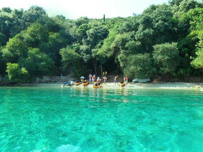 Imagen del tour: Excursión en kayak de mar a la isla de Meganisi, desde Nidri, Lefkada