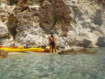 Excursión en kayak de mar en la bahía de Rouda, desde Mikros Gialos, Lefkada