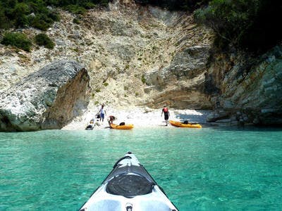 Imagen del tour: Excursión en kayak de mar a la cueva de Papanikolis, desde Mikros Gialos, Lefkada