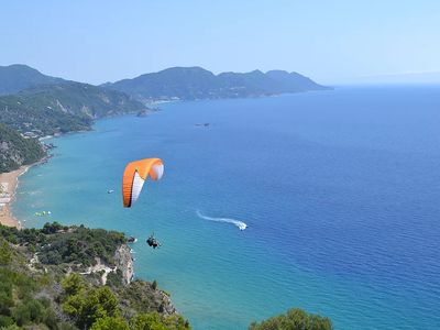 Imagen del tour: Vuelo en parapente biplaza sobre la playa de Kontogialos en Corfú