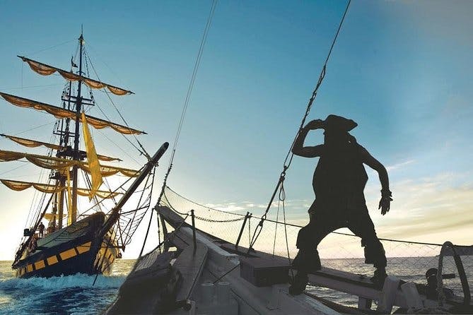Imagen del tour: Cena al atardecer en un barco pirata con espectáculo en Los Cabos
