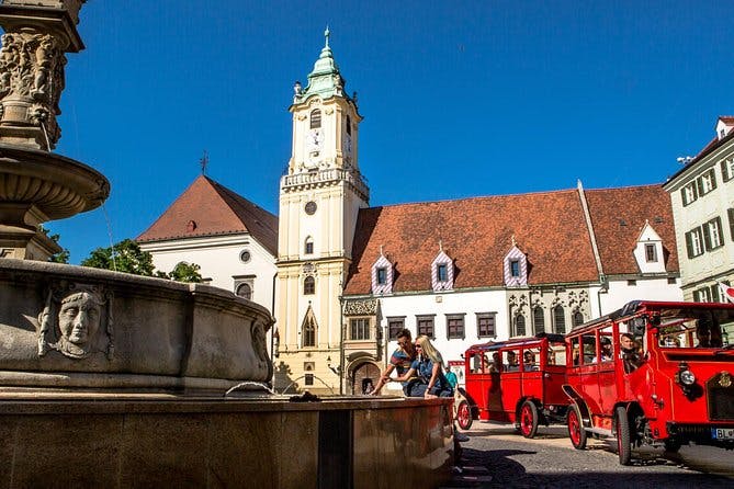 Imagen del tour: Excursión al Pueblo Antiguo en tranvía en el centro de Bratislava.
