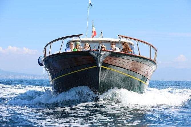 Imagen del tour: Para grupos pequeños en la costa de Sorrento y la costa de Amalfi en barco con su anfitrión a bordo.