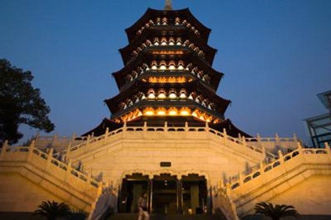 Imagen del tour: Tour Cultural de Hangzhou, que incluye la Pagoda de Leifeng, el Museo Nacional de la Seda de China y la Calle Cultural Qinghefang
