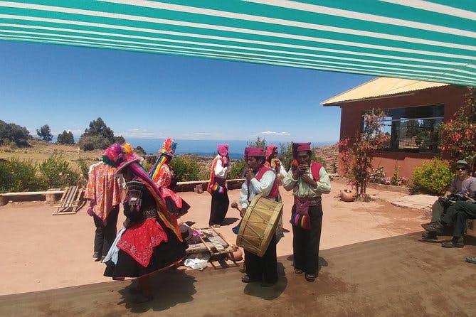 Imagen del tour: Tour a la parte remota de Uros y Taquile