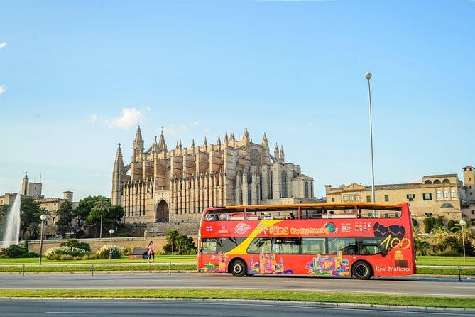 Imagen del tour: Recorrido en autobús con paradas libres en Palma de Mallorca con opción de recorrido en barco y castillo de Belver