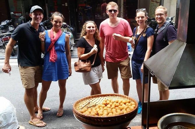 Imagen del tour: Recorrido para grupos pequeños por los puestos de comida callejera de Hanói con un verdadero Foodie
