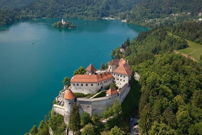 Imagen del tour: En un día: Vintgar Gorge, Bled, Cueva de Postojna y el Castillo de Predjama