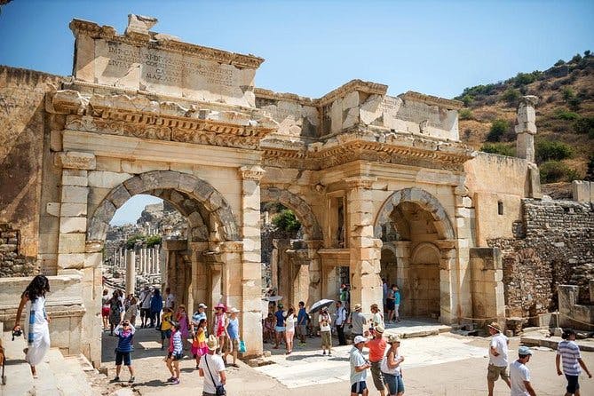 Imagen del tour: Excursión a la antigua Éfeso con la casa de la Madre de María y visita al antiguo pueblo de Sirince con degustación de vinos