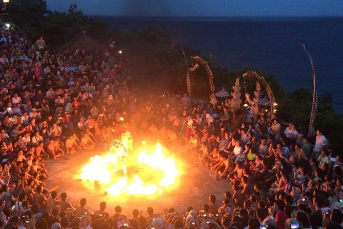 Imagen del tour: Templo privado de Uluwatu, tour nocturno de baile de fuego de Kecak con cena en la bahía de Jimbaran
