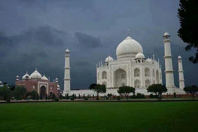 Imagen del tour: Tour privado de 2 días al Taj Mahal y Agra con vuelos comerciales de ambos lados