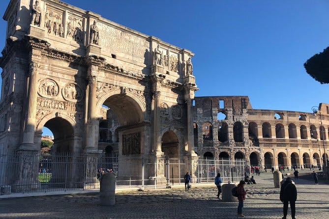 Imagen del tour: Recorrido VIP por Roma a Civitavecchia, el Coliseo y los Museos Vaticanos con conductor y guía turístico privado y entradas Evite las colas