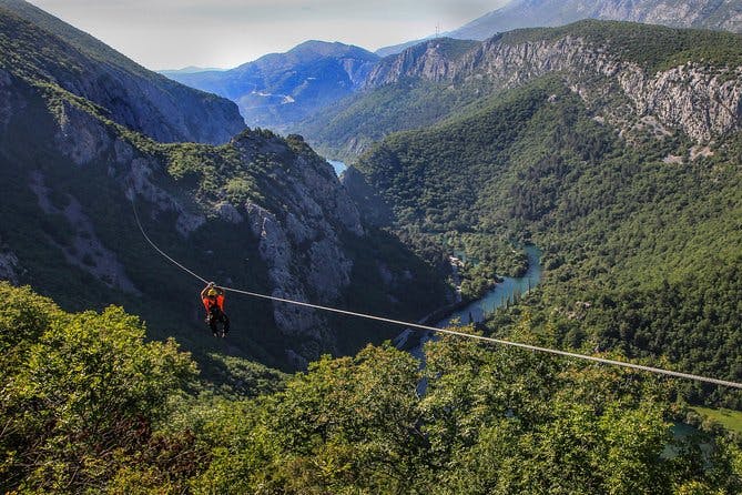 Imagen del tour: Zipline Croacia: Aventura en tirolina en el cañón Cetina desde Omis
