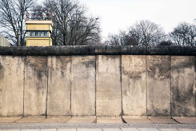 Imagen del tour: Excursión privada a la costa: Guerra Fría y Berlín Este desde Warnemünde