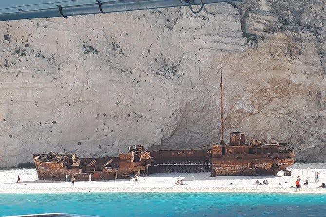 Imagen del tour: Desde el puerto de St Nikolaos: crucero en barco a navagio naufragio playa y cuevas azules