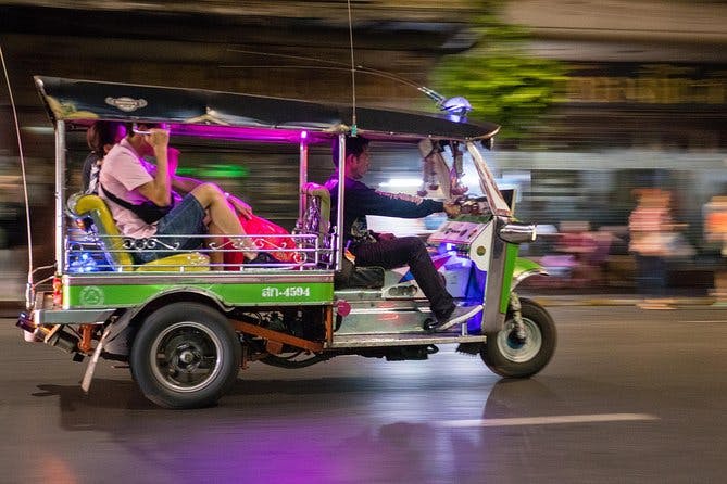 Imagen del tour: Recorrido nocturno por Bangkok en tuk-tuk y paseo: los mejores lugares de interés y los mejores lugares de comida callejera