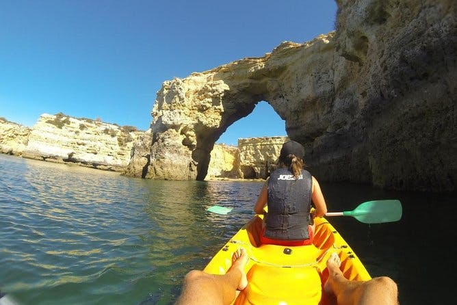 Imagen del tour: Explore el tour en kayak por las cuevas del Algarve y las playas salvajes con un grupo pequeño