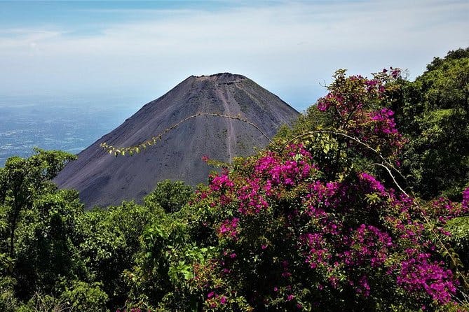 Imagen del tour: Excursión de 2 visitas turísticas diferentes en 1 día: Parque de los Volcanes y dos sitios mayas.