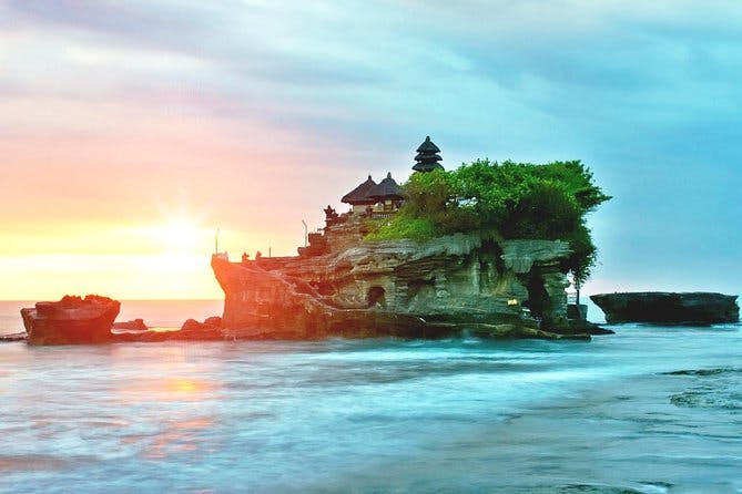 Imagen del tour: Disfrute de los templos de Bali, las antigüedades y la hermosa puesta de sol con cócteles