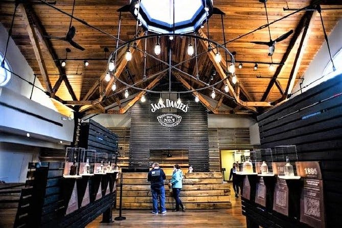 Imagen del tour: Viaje de Nashville a la destilería de Jack Daniel y regreso