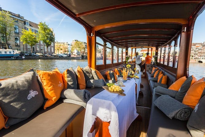 Imagen del tour: Crucero por los canales de Ámsterdam en un barco fluvial clásico con bebidas y queso holandés