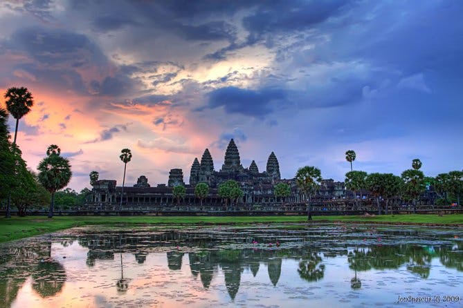 Imagen del tour: Excursión al amanecer para explorar Angkor Wat en grupos pequeños