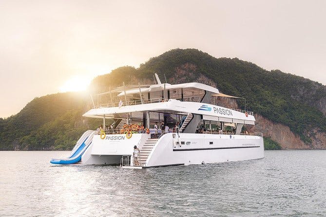 Imagen del tour: Barco de lujo a las islas James Bond con almuerzo y cena al atardecer