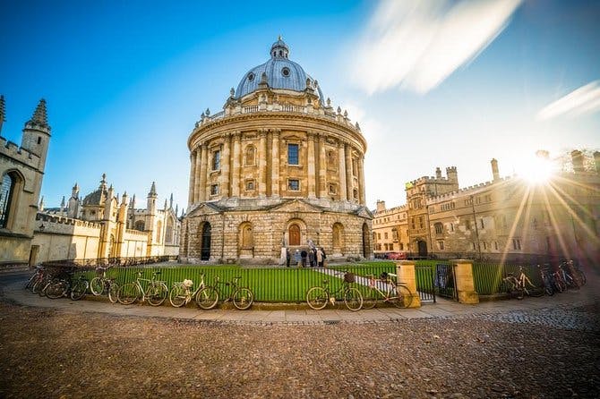 Imagen del tour: Distanciado | Recorrido a pie por la ciudad y la Universidad de Oxford dirigido por exalumnos universitarios