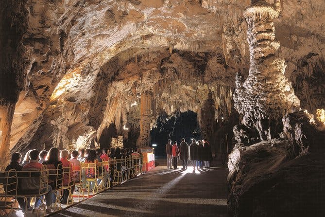 Imagen del tour: Excursión a las cuevas de Postoina y al castillo de Predjama desde Liubliana