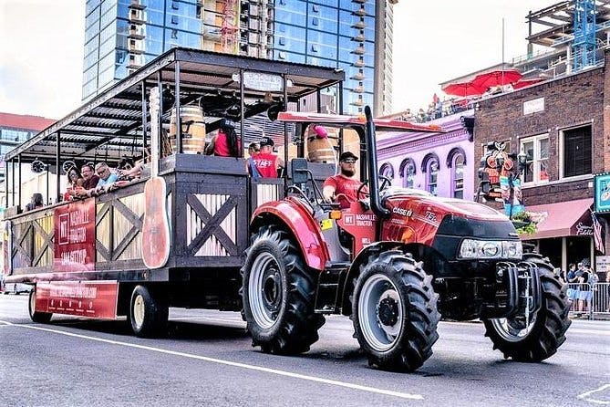Imagen del tour: Recorrido público en tractor por la fiesta más grande y salvaje de Nashville