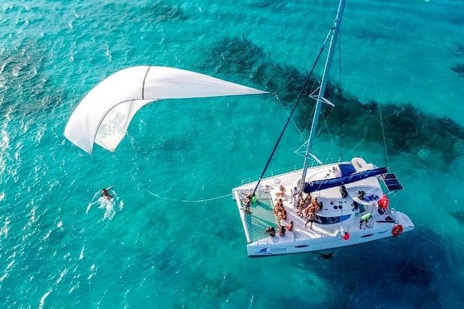 Imagen del tour: Navegación a Isla Mujeres en un catamarán con barra libre