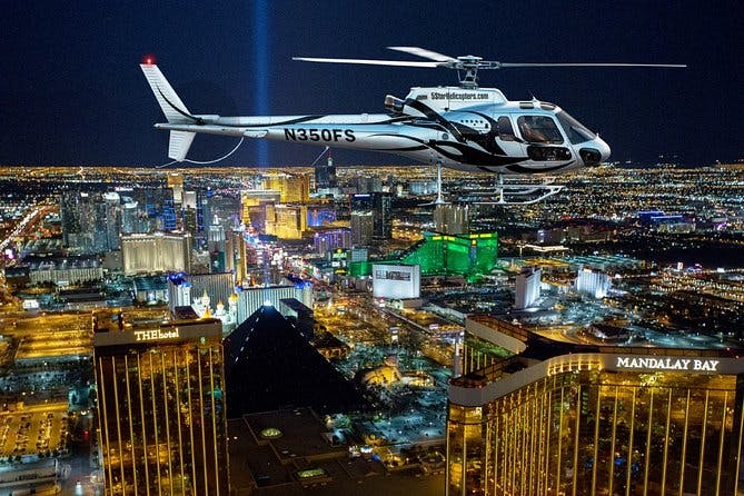 Imagen del tour: Vuelo nocturno en helicóptero de Las Vegas con transporte VIP opcional