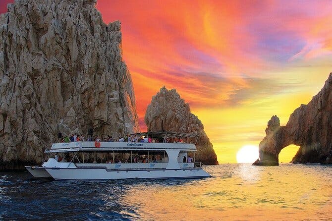 Imagen del tour: Fiesta al atardecer en catamarán en Cabo con barra libre
