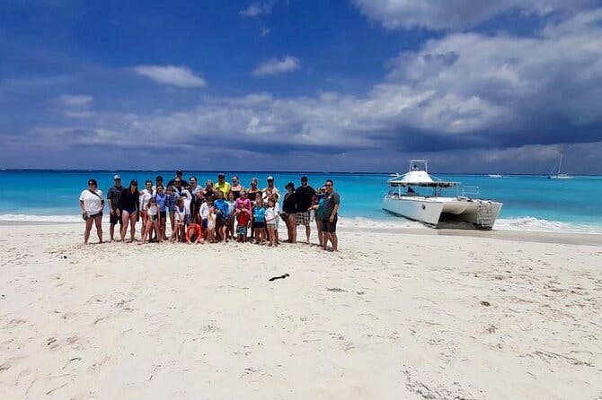 Imagen del tour: Tour en grupo de 3 paradas en catamarán a motor de 4 horas desde Providenciales