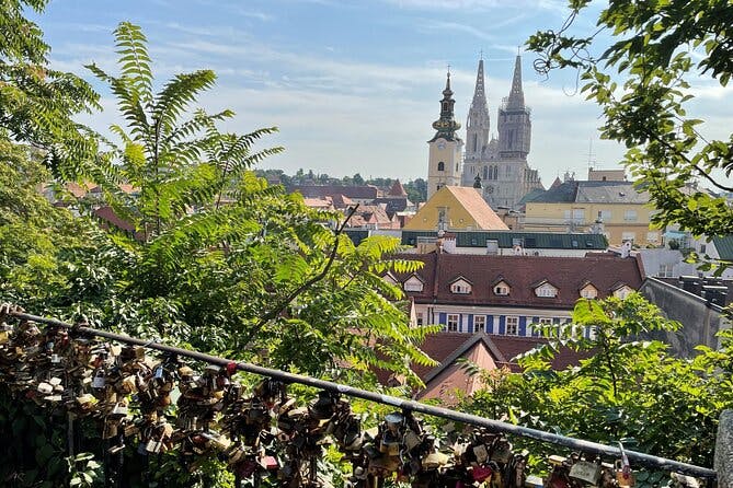 Imagen del tour: Sienta el pulso de la ciudad: recorrido a pie en grupo pequeño por Zagreb con paseo en funicular