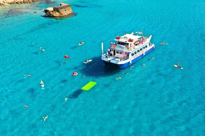 Imagen del tour: Crucero de 6 horas, atrancando en Cala Bassa y Cala conta. Con Paddle surf , snorkel , snacks y bebidas