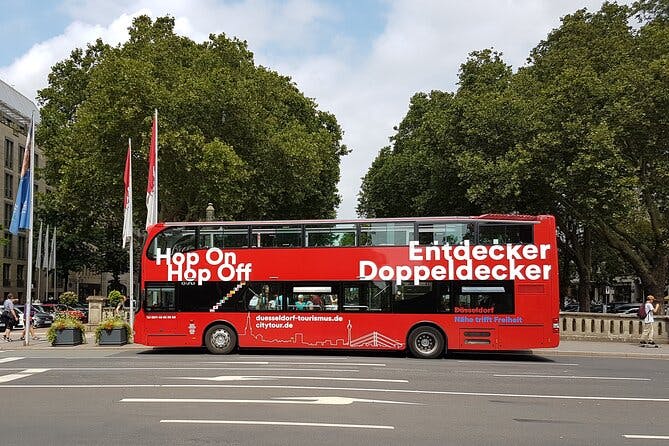 Imagen del tour: Recorrido con paradas libres en Düsseldorf en un autobús de dos pisos