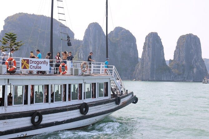 Imagen del tour: Excursión de día completo a las islas y las cuevas de la Bahía de Halong desde Hanoi