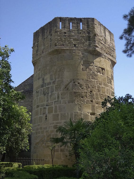 Torre de la Inquisición desde el jardín.