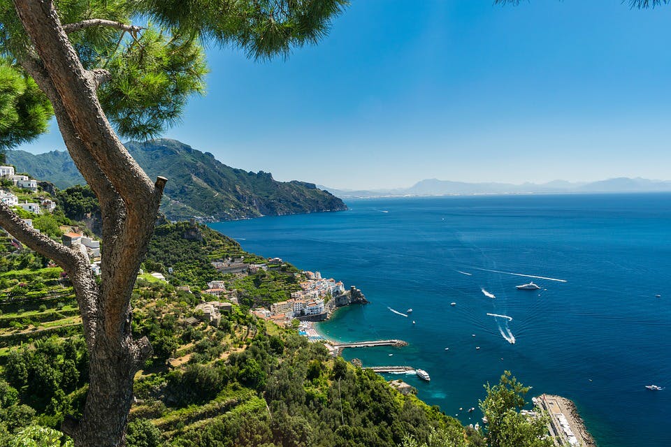 Vistas de la playa de Amalfi desde sus colinas, en la Costa Amalfitana