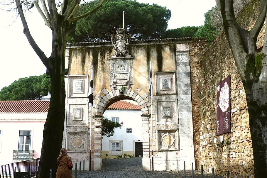 Portalada de acceso al castillo de San Jorge