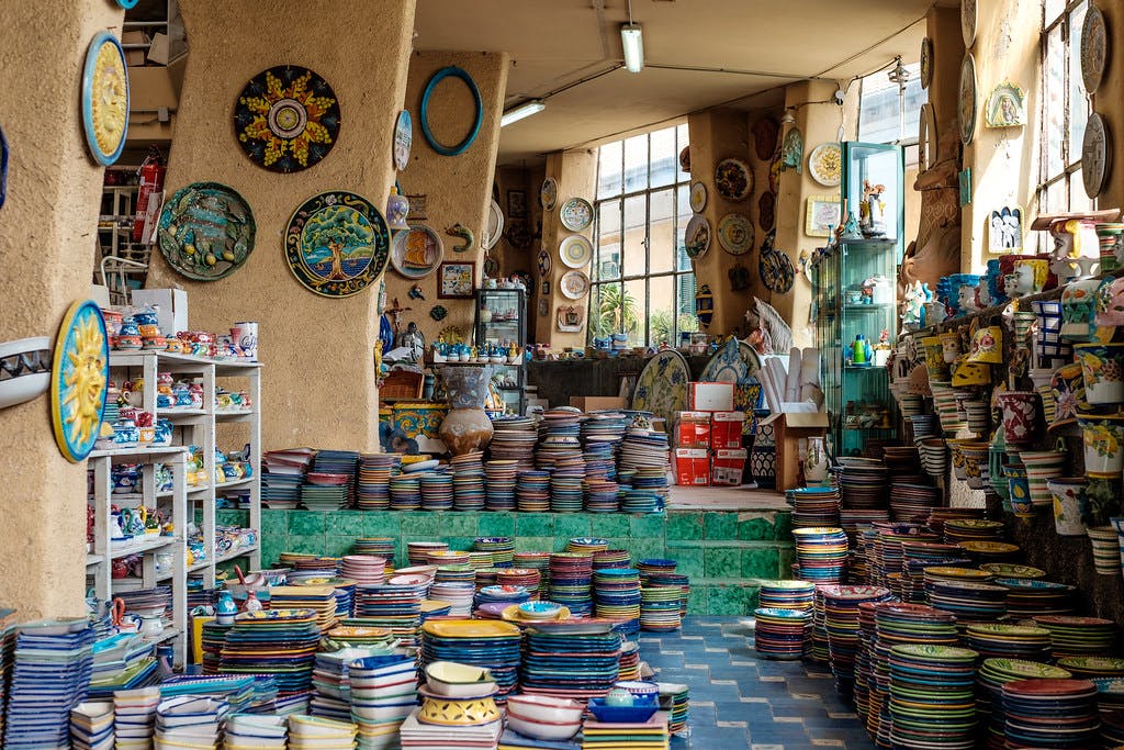 Interior de una de las famosas tiendas de cerámica de Vietri Sul Mare