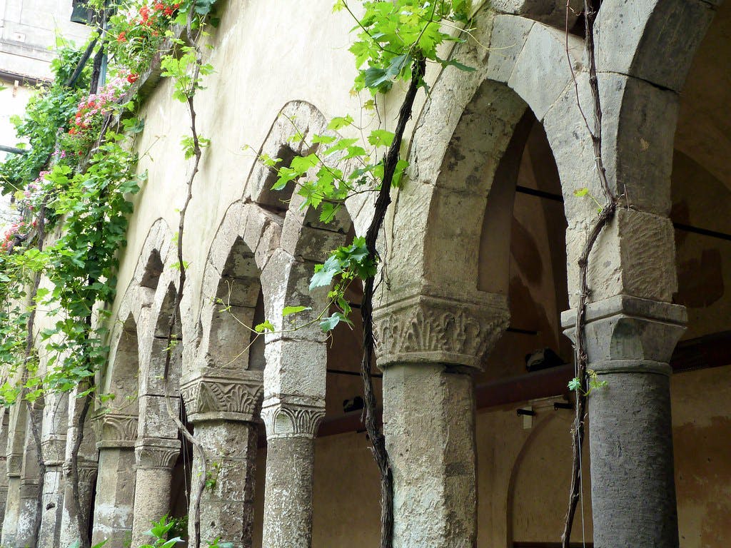 Arcos del claustro de una de las iglesias de Sorrento